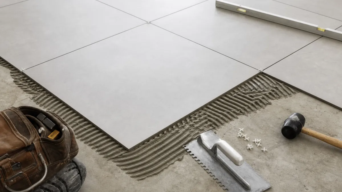 Pose de carrelage en diagonale : guide pour agrandir l'espace