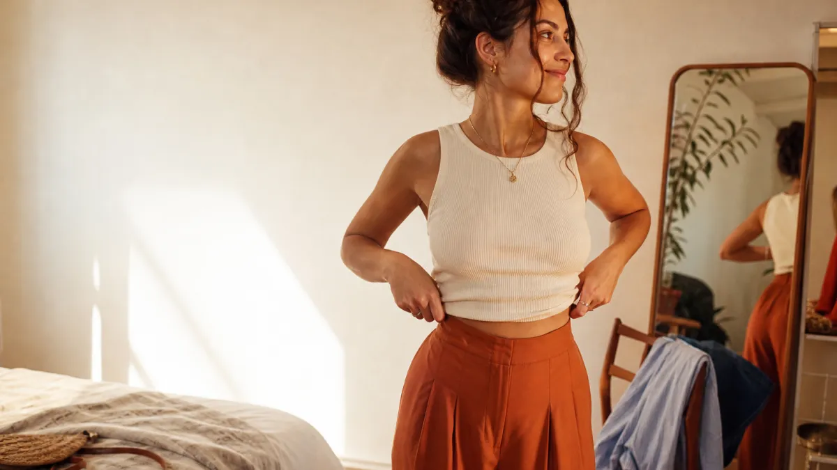 Porter le crop top avec style : conseils selon votre morphologie